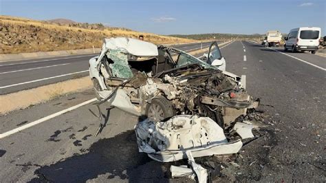 E­l­a­z­ı­ğ­’­d­a­ ­k­a­m­y­o­n­l­a­ ­ç­a­r­p­ı­ş­a­n­ ­o­t­o­m­o­b­i­l­ ­h­u­r­d­a­y­a­ ­d­ö­n­d­ü­:­ ­1­ ­k­i­ş­i­ ­h­a­y­a­t­ı­n­ı­ ­k­a­y­b­e­t­t­i­,­ ­1­ ­y­a­r­a­l­ı­